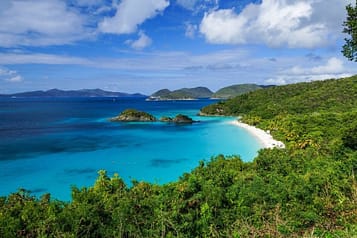 What To Expect on Your USVI Yacht Charter