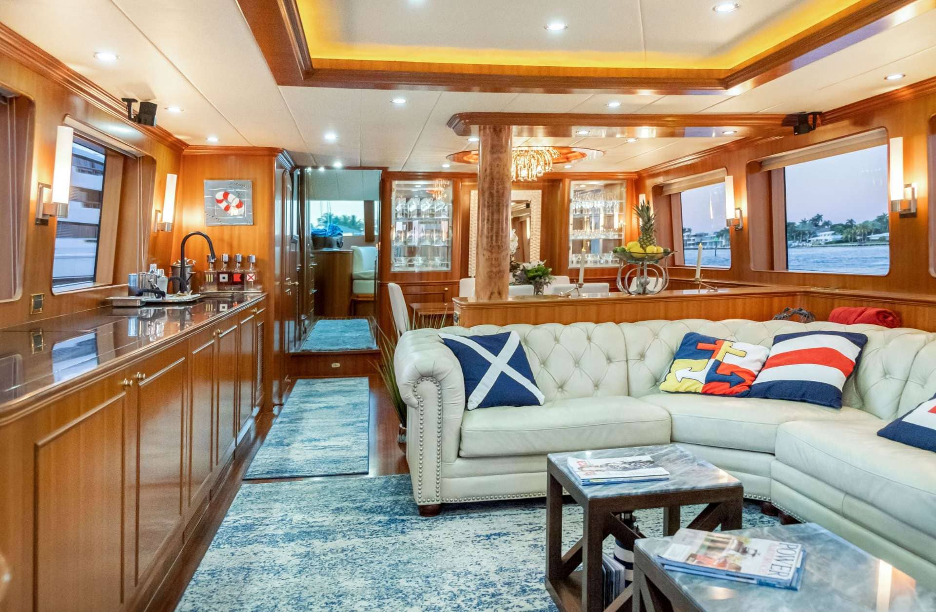 Motor Yacht Lexington Interior